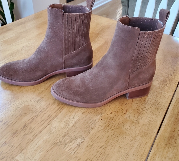 Dolce Vita suede ankle booties - Picture 2 of 16